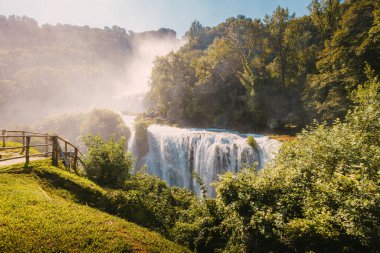 Marmore, İtalya - 19 Ağustos 2025: Cascata delle Marmore 'un panoramik manzarası ılık yaz güneşi ve yükselen sisle aydınlandı.