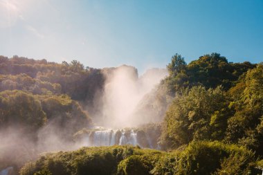 Marmore, İtalya - 19 Ağustos 2025: İkonik Marmore şelalesinin tam yüksekliğini gösteren geniş panoramik manzara.