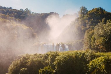 Marmore, İtalya - 19 Ağustos 2025: Marmore şelalesinin panoramik manzaralı yürüyüş yolu boyunca görüş açısı.