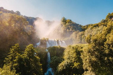 Marmore, İtalya - 19 Ağustos 2025: Marmore Şelaleleri 'ndeki kayalık oluşumların üzerinden akan suyun ayrıntılı görünümü.