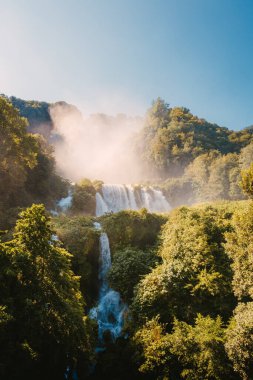 Marmore, İtalya - 19 Ağustos 2025: Cascata delle Marmore yakınlarında ormanla çevrili metal yaya köprüsü yapısı.