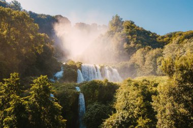 Marmore, İtalya - 19 Ağustos 2025: Güçlü Marmore şelalesine bakan orman patikası boyunca manzara.