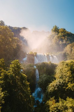 Marmore, İtalya - 19 Ağustos 2025: Cascata delle Marmore 'daki kayalık kayalıkların üzerinden akan güçlü çağlayan suyun yakın çekim detayları.