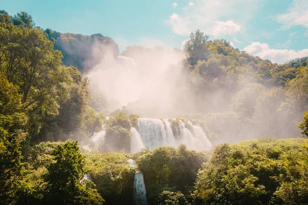 Marmore, İtalya - 19 Ağustos 2025: Yoğun yaz ormanlarıyla çevrili şelalenin panoramik manzarası.