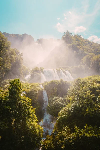 Marmore, İtalya - 19 Ağustos 2025: Yoğun ağaçlar tarafından çerçevelenen şelale dengeli bir manzara oluşturdu.