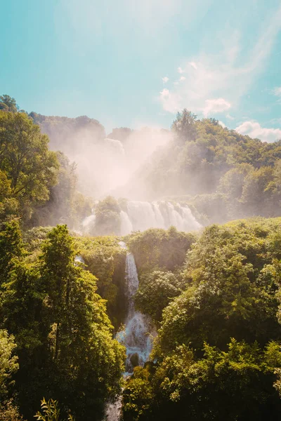 Marmore, İtalya - 19 Ağustos 2025: Canlı yeşil ormanlarla çevrili ikonik şelale manzarası.