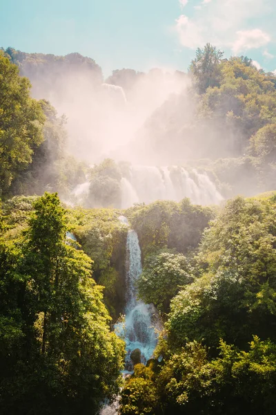 Marmore, İtalya - 19 Ağustos 2025: Akan suyun dokulu kayalık kayalıklarda ele geçirilmesi.