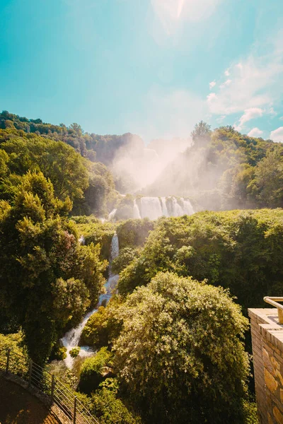 Marmore, İtalya - 19 Ağustos 2025: Şelaleden yükselen parlak güneş ışığı bulutu.