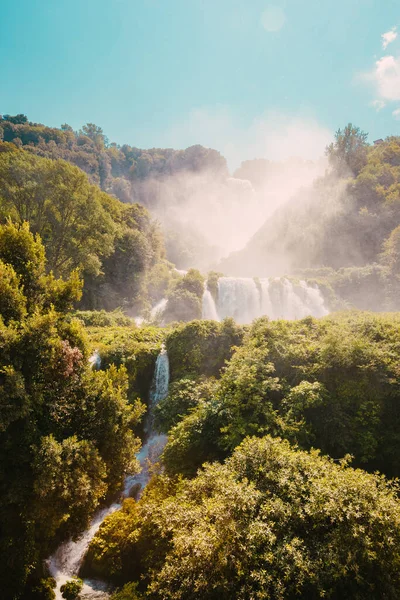 Marmore, İtalya - 19 Ağustos 2025: Şelale bölgesini çevreleyen yoğun orman bitkisi.