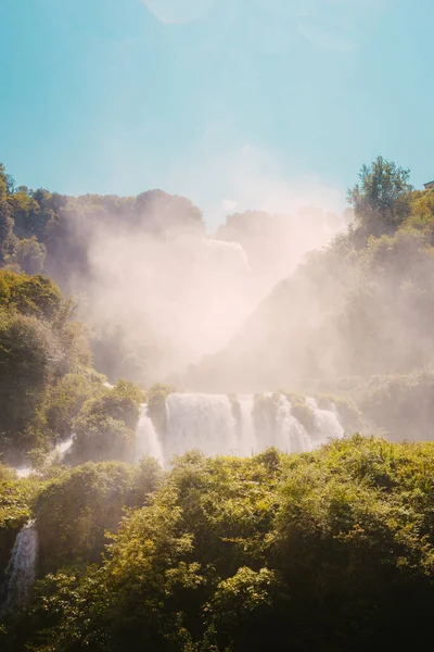 Marmore, İtalya - 19 Ağustos 2025: Doğal park alanındaki şelalenin geniş açılı manzarası.