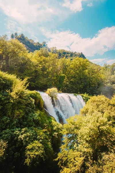 Marmore, İtalya - 19 Ağustos 2025: Güçlü su akışı desenli kaya oluşumlarından aşağı akıyor.