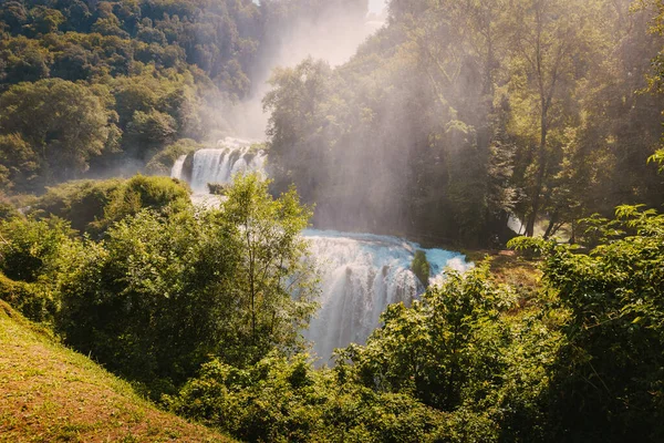Marmore, İtalya - 19 Ağustos 2025: Cascata delle Marmore parlak yaz koşulları altında yoğun yeşil ormanlarla çevrili.