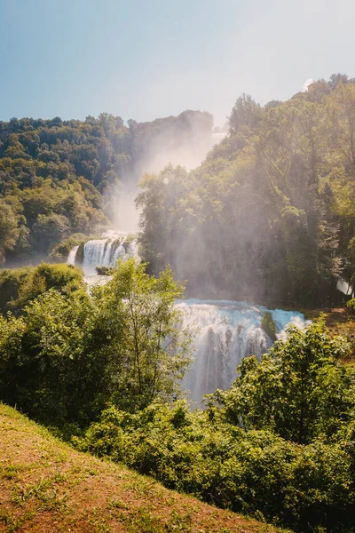 Marmore, İtalya - 19 Ağustos 2025: Iconic İtalyan şelalesi açık yaz şartlarında yakalandı.
