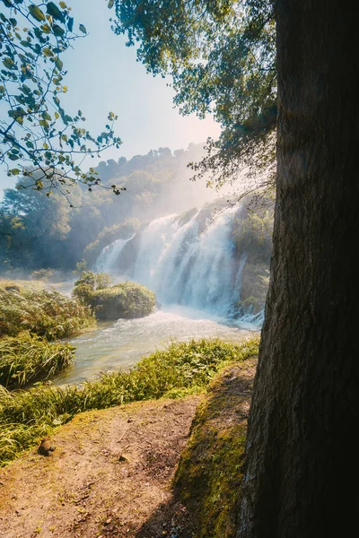 Marmore, İtalya - 19 Ağustos 2025: İkonik İtalyan şelalesini yakalayan geniş manzaralı manzara.