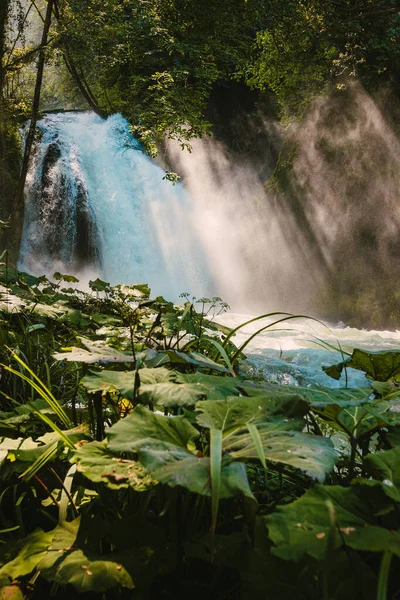 Marmore, İtalya - 19 Ağustos 2025: Şelaleyi aydınlatan parlak güneş ışığı.