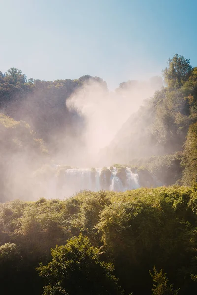 Marmore, İtalya - 19 Ağustos 2025: Kayalık kayalıklardan inen güçlü su taşması görülebilir sprey ve sis yaratıyor.