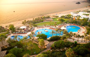 Le Meridien Al Aqah Beach Resort - Fujairah 'da 5 yıldızlı otel (218 ferah oda), Hajar Dağları yakınlarındaki Hint Okyanusu' nun 230 metre plajında yer alıyor. Güzel kumlu sahil. FUJAIRAH, BAE