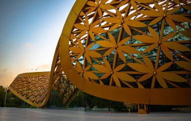 Sharjah, BAE - 13 Şubat 2021: Al Noor Adası. Kelebek evi, modern sanat, kafesi ve oyun alanı olan bir kitap köşkü barındıran lagün adası..