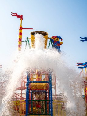 DUBAI, BAE - 1 Aralık 2019 Dubai Park ve Resorts 'taki Legoland Su Parkı. Eşsiz bir su parkı. 20 'den fazla su kaydırağı ve ailenizle birlikte eğlenebileceğiniz bir eğlence yeri.!