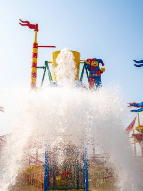 DUBAI, BAE - 1 Aralık 2019 Dubai Park ve Resorts 'taki Legoland Su Parkı. Eşsiz bir su parkı. 20 'den fazla su kaydırağı ve ailenizle birlikte eğlenebileceğiniz bir eğlence yeri.!