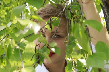 Kot ve beyaz genç kız