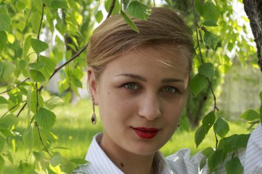 Kot ve beyaz genç kız