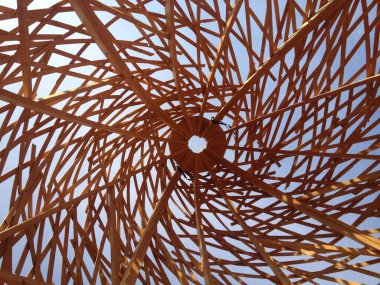 kavisli ışık ince ahşap yapı mavi gökyüzü