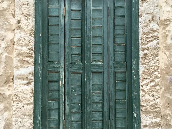 Πράσινα Παντζούρια Πέτρινο Τοίχο — Φωτογραφία Αρχείου