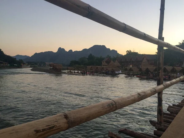 Bir bambu köprüsünden Laos Dağı manzarası