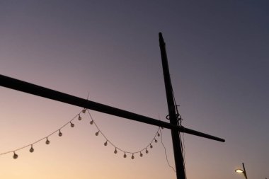 Direk direğinde asılı ışıklar