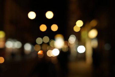 Geceleri sokağın ılık tonlu bulanıklığı