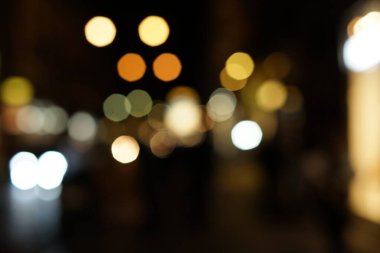 Geceleri sokağın ılık tonlu bulanıklığı