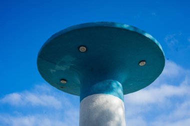 Mavi gökyüzü ile tipik beyaz ve mavi kumsal yağmuru