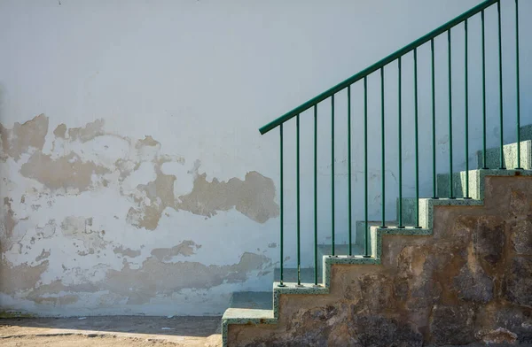 Τοίχος Και Σκάλες Πράσινο Κιγκλίδωμα Εξωτερική — Φωτογραφία Αρχείου