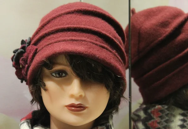 Mor şapkalı kız yüz