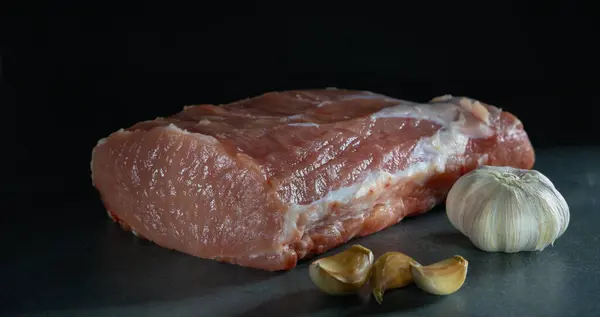 Carne Cruda Sfondo Grigio Grosso Pezzo Carne Fresca Con Aglio — Foto Stock