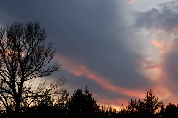 美丽的落日和天空中戏剧性的云彩 — 图库照片