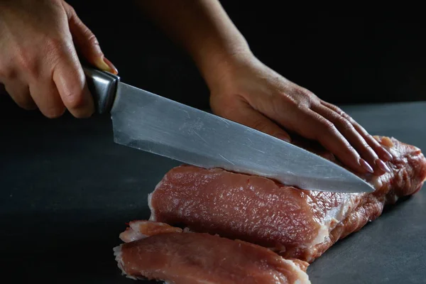 Chef Está Cortando Carne Fresca Cruda Filetes Primer Plano Sobre — Foto de Stock