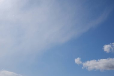 Mavi gökyüzü beyaz bulutlarla kaplıdır.