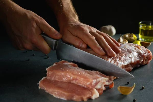 Cocinar Las Manos Masculinas Con Cuchillo Cortan Pedazo Grande Carne —  Fotos de Stock