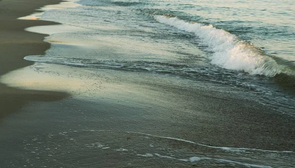 清澈的海水 海浪和沙滩 文字空间 — 图库照片