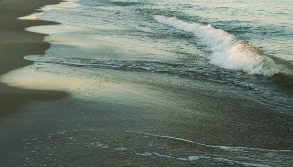 Klart Havsvatten Vågor Och Sandstrand Textutrymme — Stockfoto