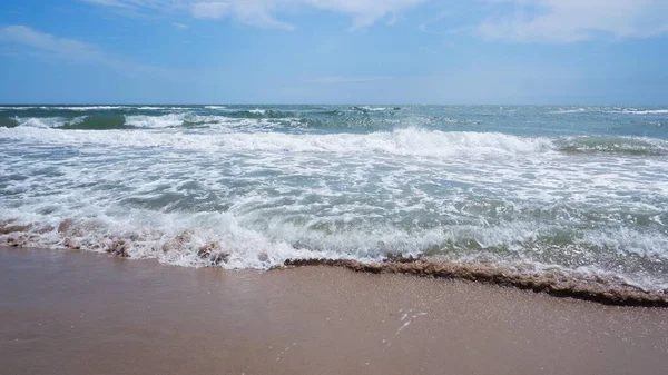 Mar Está Encontrando Areia Praia — Fotografia de Stock