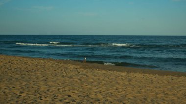 Deniz kumsalda kumla buluşuyor.