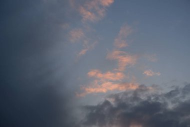 Güzel gün batımı ve gökyüzünde dramatik bulutlar.