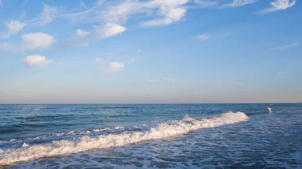 Deniz Plajı Mavi Gökyüzü Kum Gevşeme Manzarası Tasarım Kartpostalı Takvimi — Stok fotoğraf