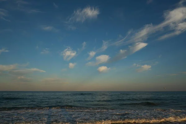 Morze Plaża Niebieski Niebo Piasek Relaks Krajobraz Punkt Widzenia Dla — Zdjęcie stockowe