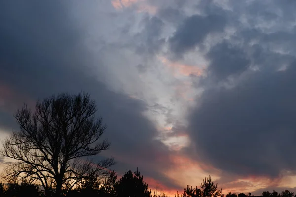 美丽的落日和天空中戏剧性的云彩 — 图库照片
