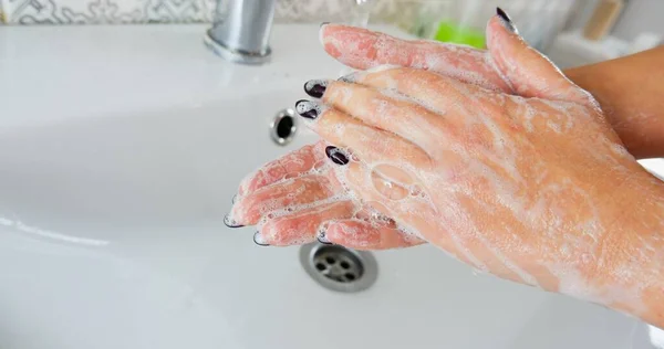 Femme Laver Les Mains Avec Savon Sous Robinet Avec Eau — Photo