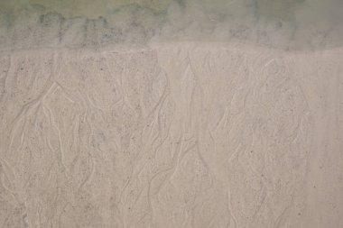 Yer altı suları, kumlu nehir kıyısında bulanık bir zemin. Sudaki ilk buz.